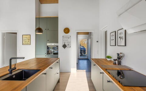 Gudrid - 400M from the Sea: Køkken, Gulvbelægning, Countertop, Indretning, Træ, Køkken Apparat, Loft, Etage, Cabinetry, Møbel