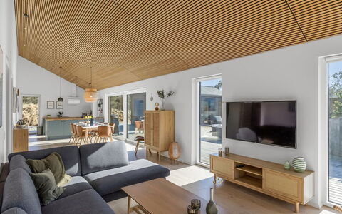 Gudrid - 400M from the Sea: Indretning, Træ, Loft, Gulvbelægning, Møbel, Etage, Trægulve, Couch, Stue, Bord