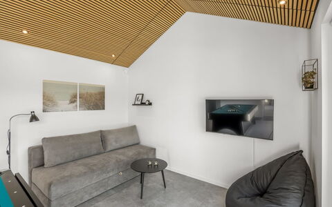 Gudrid - 400M from the Sea: Indretning, Gulvbelægning, Etage, Væg, Møbel, Træ, Loft, Værelse, Belysning, Stue
