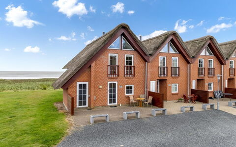 Auwe - 3.5Km from the Sea: Møbel, Træ, Indretning, Gulvbelægning, Etage, Stol, Værelse, Loft, Stue, Lejlighed