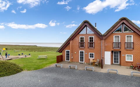 Auwe - 3.5Km from the Sea: Møbel, Træ, Indretning, Gulvbelægning, Etage, Stol, Værelse, Loft, Stue, Lejlighed