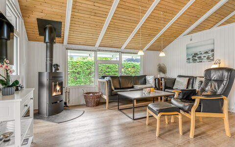 Maini - 350M from the Sea: Indretning, Møbel, Gulvbelægning, Træ, Loft, Couch, Etage, Trægulve, Stue, Værelse