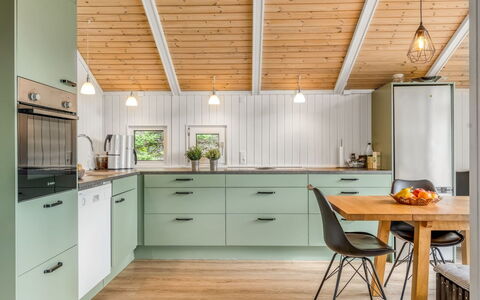 Maini - 350M from the Sea: Køkken, Countertop, Indretning, Træ, Gulvbelægning, Loft, Cabinetry, Møbel, Lysarmatur, Køkken Apparat