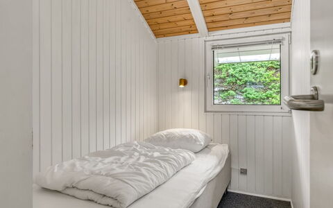 Maini - 350M from the Sea: Træ, Soveværelse, Loft, Indretning, Seng, Etage, Gulvbelægning, Hjem, Sengetøj, Sengetøj