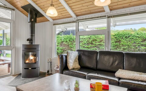 Maini - 350M from the Sea: Indretning, Træ, Loft, Gulvbelægning, Møbel, Etage, Couch, Belysning, Stue, Værelse