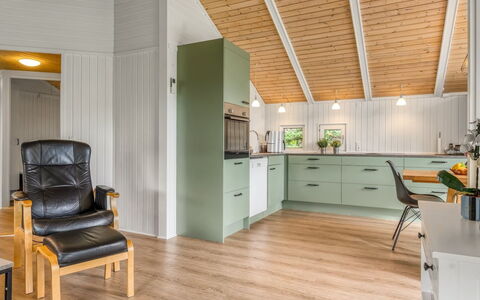 Maini - 350M from the Sea: Indretning, Gulvbelægning, Træ, Loft, Etage, Møbel, Trægulve, Lysarmatur, Køkken, Cabinetry