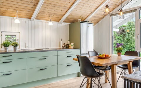 Maini - 350M from the Sea: Indretning, Køkken, Træ, Countertop, Gulvbelægning, Møbel, Loft, Cabinetry, Lysarmatur, Etage