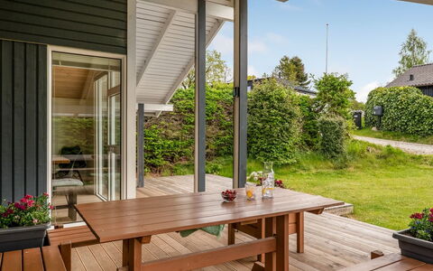 Maini - 350M from the Sea: Træ, Veranda, Møbel, Hjem, Gulvbelægning, Hus, Trægulve, Etage, Hårdttræ