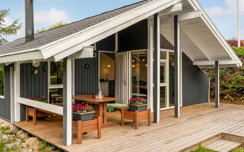 Maini - 350M from the Sea: Træ, Sommerhus, Hjem, Tag, Hus, Dør, Veranda, Sidespor, Hårdttræ, Garden Bygninger