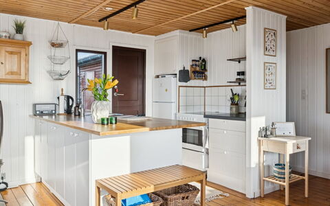 Joseph - 500M from the Sea: Køkken, Møbel, Køkken Apparat, Gulvbelægning, Countertop, Indretning, Cabinetry, Træ, Etage, Trægulve