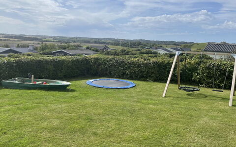Joseph - 500M from the Sea: Græs, Land Lot, Almindeligt, Lawn, Have, Trampolin, Skygge, Gård, Kunstgræs, Trampolinspring - Udstyr Og Materiel