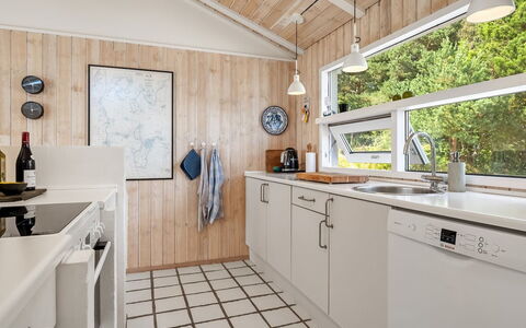 Sybil - 700M from the Sea: Køkken, Countertop, Større Bandage, Køkken Apparat, Træ, Indretning, Gulvbelægning, Husholdningsapparat, Loft, Cabinetry