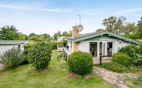 Ayo - 200M from the Sea: Møbel, Træ, Indretning, Gulvbelægning, Etage, Stol, Værelse, Loft, Stue, Lejlighed