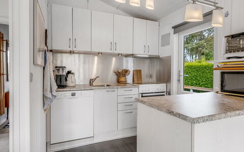 Ayo - 200M from the Sea: Køkken, Køkken Apparat, Countertop, Indretning, Møbel, Større Bandage, Gulvbelægning, Cabinetry, Træ, Husholdningsapparat