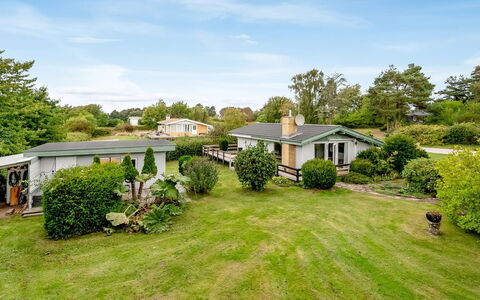 Ayo - 200M from the Sea: Busk, Hjem, Boligområde, Hus, Sommerhus, Have, Estate, Bunddække, Lawn