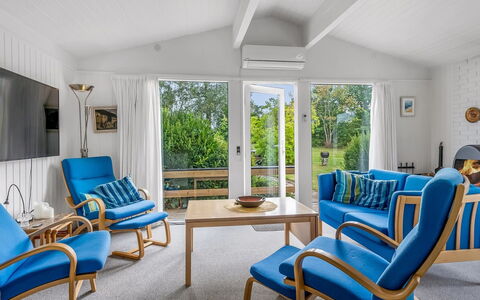 Ayo - 200M from the Sea: Møbel, Indretning, Træ, Loft, Stol, Gulvbelægning, Couch, Etage, Stue, Værelse