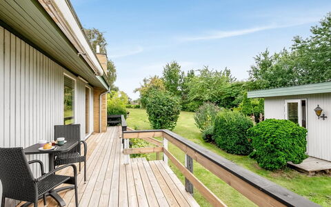 Ayo - 200M from the Sea: Busk, Planke, Sommerhus, Dæk, Hårdttræ, Have, Veranda, Landscaping, Bejdse, Gård