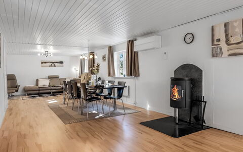 Senija - 6.5Km from the Sea: Træ, Gulvbelægning, Trægulve, Etage, Møbel, Indretning, Loft, Hjem, Stue, Belysning