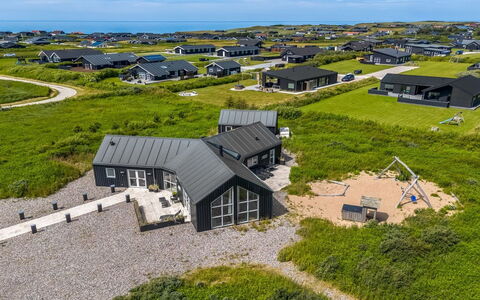 Jonas - 450M from the Sea: Møbel, Træ, Indretning, Gulvbelægning, Etage, Stol, Værelse, Loft, Stue, Lejlighed
