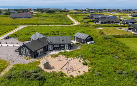 Jonas - 450M from the Sea: Møbel, Træ, Indretning, Gulvbelægning, Etage, Stol, Værelse, Loft, Stue, Lejlighed