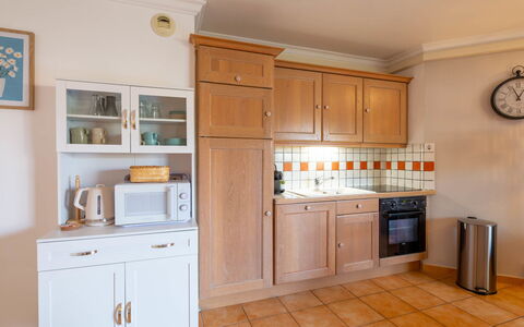 Les Pins Bleus App.02: Cabinetry, Køkken, Køkken Apparat, Countertop, Møbel, Større Bandage, Træ, Gulvbelægning, Indretning, Skab