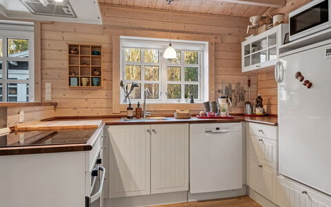 Landrich - from the Sea: Køkken, Countertop, Træ, Cabinetry, Køkken Apparat, Gulvbelægning, Indretning, Større Bandage, Møbel, Etage