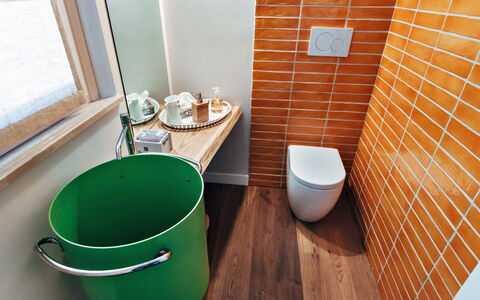 Villa Carciofa: Toiletbræt, Gulvbelægning, Etage, Toilet, Badeværelse, Sanitærarmatur, Flise, Vvs, Keramisk, Bejdse