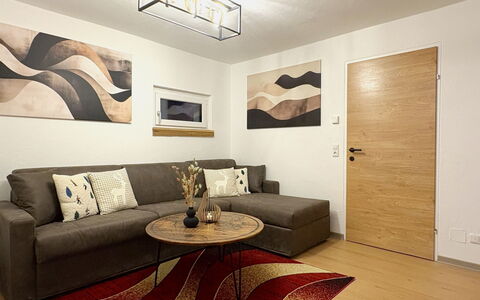 Apartment Anneliese: Møbel, Indretning, Gulvbelægning, Væg, Etage, Couch, Træ, Trægulve, Værelse, Stue