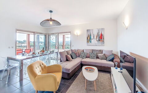 Agnaredda: Møbel, Indretning, Gulvbelægning, Loft, Couch, Etage, Lejlighed, Bord, Stue, Værelse