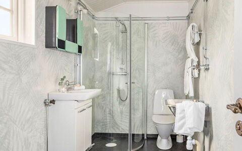 Orranäsgården: Sanitærarmatur, Badeværelse, Indretning, Etage, Gulvbelægning, Håndvask, Vvs, Toilet, Tap, Badeværelsesvask