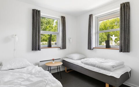 Merrit - 280M from the Sea: Seng, Soveværelse, Sengetøj, Sengetøj, Indretning, Bed Frame, Loft, Pude, Sovesal, Køjeseng