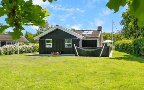 Merrit - 280M from the Sea: Hus, Sommerhus, Tag, Hjem, Lawn, Sidespor, Have, Estate, Garden Bygninger, Stuehus