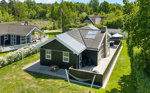 Merrit - 280M from the Sea: Møbel, Træ, Indretning, Gulvbelægning, Etage, Stol, Værelse, Loft, Stue, Lejlighed