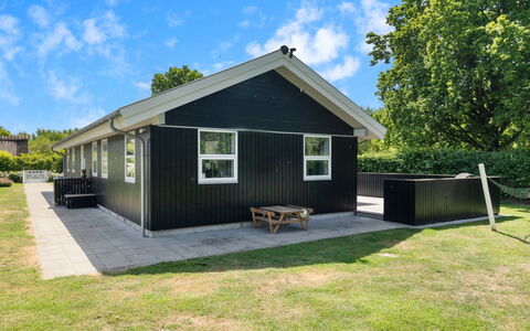 Merrit - 280M from the Sea: Møbel, Træ, Indretning, Gulvbelægning, Etage, Stol, Værelse, Loft, Stue, Lejlighed