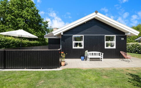 Merrit - 280M from the Sea: Møbel, Træ, Indretning, Gulvbelægning, Etage, Stol, Værelse, Loft, Stue, Lejlighed