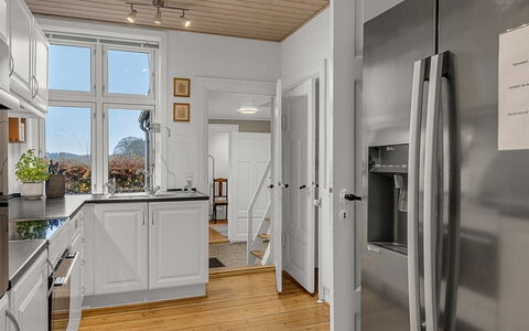Hanni - 600M from the Sea: Gulvbelægning, Køkken Apparat, Køkken, Større Bandage, Etage, Cabinetry, Træ, Indretning, Trægulve, Countertop