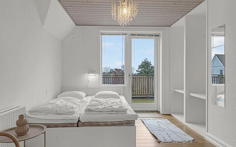Hanni - 600M from the Sea: Gulvbelægning, Indretning, Etage, Væg, Træ, Loft, Soveværelse, Seng, Møbel, Værelse