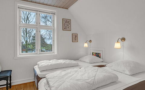 Hanni - 600M from the Sea: Seng, Soveværelse, Væg, Træ, Sengetøj, Sengetøj, Indretning, Hjem, Loft, Hus