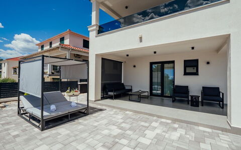 Villa Budimir: Kompositmateriale, Skygge, Beton, Altan, Udendørs Møbler, Flise, Cykel, Walkway, Villa