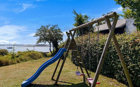 Rajna - 30M from the Sea: Møbel, Træ, Indretning, Gulvbelægning, Etage, Stol, Værelse, Loft, Stue, Lejlighed