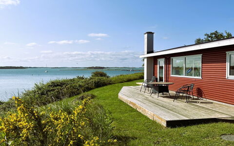 Rajna - 30M from the Sea: Møbel, Træ, Indretning, Gulvbelægning, Etage, Stol, Værelse, Loft, Stue, Lejlighed