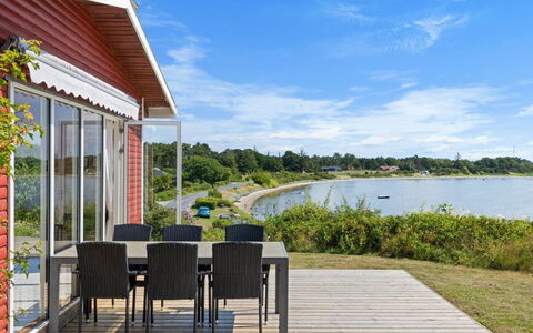 Rajna - 30M from the Sea: Hjem, Veranda, Sommerhus, Skygge, Kyst, Kyst, Estate, Dæk, Eco Hotel, Landscaping
