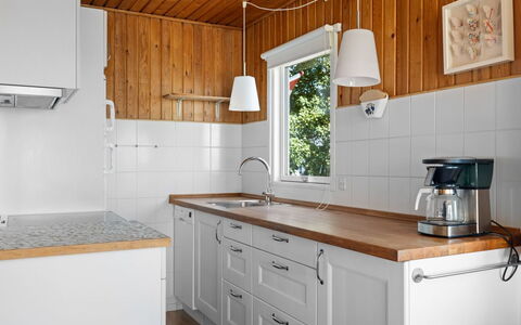 Rajna - 30M from the Sea: Gulvbelægning, Køkken, Countertop, Træ, Cabinetry, Indretning, Køkken Apparat, Etage, Møbel, Sanitærarmatur