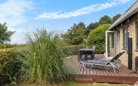 Ina - 210M from the Sea: Busk, Land Lot, Sommerhus, Have, Landscaping, Hårdttræ, Gård, Skygge, Walkway, Dæk