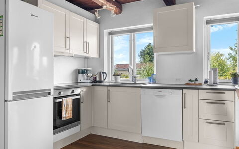 Ina - 210M from the Sea: Køkken Apparat, Køkken, Større Bandage, Husholdningsapparat, Countertop, Gulvbelægning, Køleskab, Cabinetry, Indretning, Etage