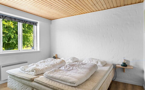 Ina - 210M from the Sea: Træ, Loft, Indretning, Soveværelse, Gulvbelægning, Seng, Etage, Sengetøj, Sengetøj, Møbel