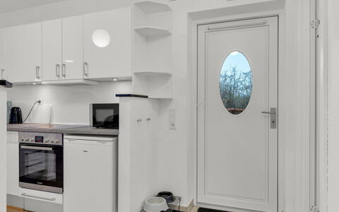 Babo - 250M from the Sea: Gulvbelægning, Indretning, Træ, Etage, Loft, Værelse, Større Bandage, Lejlighed, Countertop, Køkken