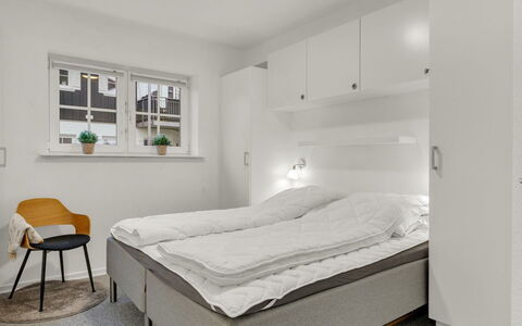 Babo - 250M from the Sea: Møbel, Træ, Indretning, Soveværelse, Etage, Seng, Gulvbelægning, Loft, Lejlighed, Værelse