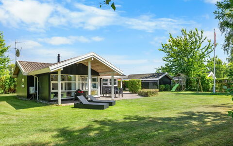 Adser - 275M from the Sea: Sommerhus, Lawn, Estate, Gård, Have, Skygge, Garden Bygninger, Landscaping, Stuehus, Sidespor