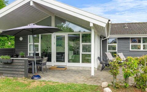 Moa - 350M from the Sea: Hjem, Tag, Dør, Sommerhus, Sidespor, Estate, Veranda, Skygge, Gård, Garden Bygninger